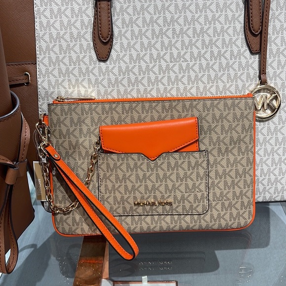 MICHAEL KORS JET SET ITEM LG 2 in 1 CARD CASE & WRISTLET
Poppy 
NWT - Picture 10 of 16